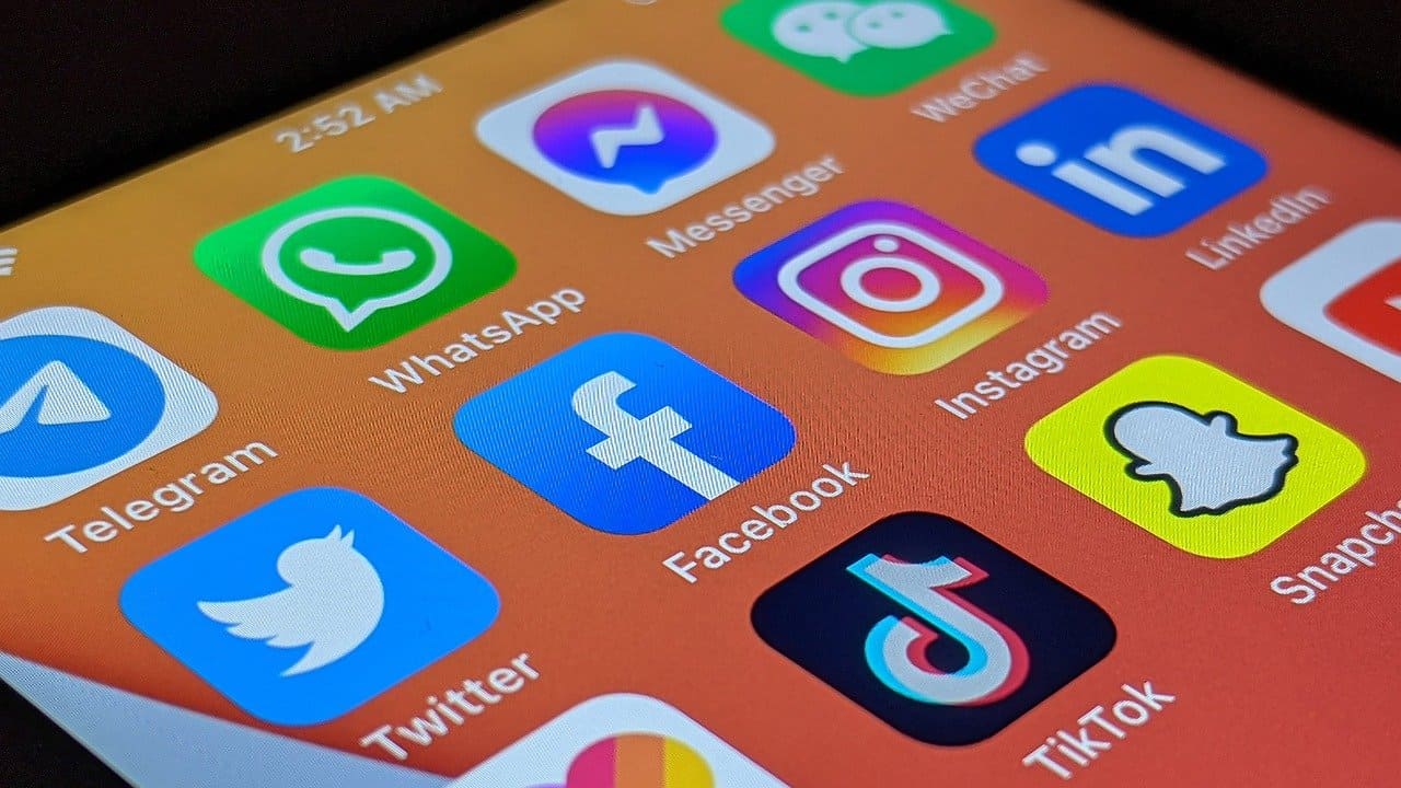 Écran de téléphone montrant des applications de messagerie Écran de téléphone montrant des applications de messagerie